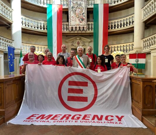La bandiera di Emergency sventola dal palazzo comunale di Reggio Emilia