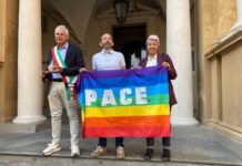 Reggio Emilia ha accolto il Giro d’Italia della Pace: accesa in piazza Prampolini la Lampada di Assisi