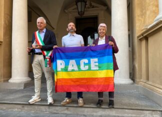 Reggio Emilia ha accolto il Giro d’Italia della Pace: accesa in piazza Prampolini la Lampada di Assisi