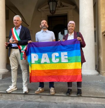 Reggio Emilia ha accolto il Giro d’Italia della Pace: accesa in piazza Prampolini la Lampada di Assisi