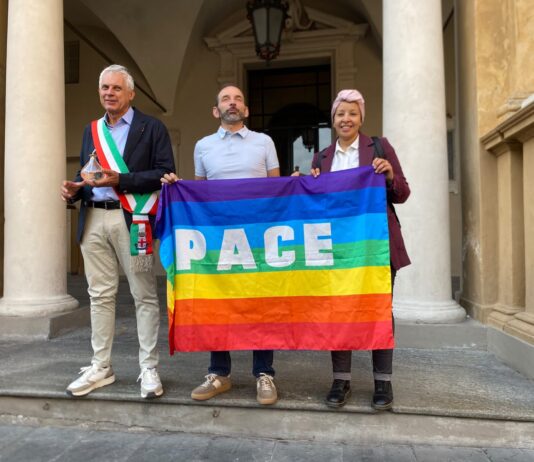Reggio Emilia ha accolto il Giro d’Italia della Pace: accesa in piazza Prampolini la Lampada di Assisi