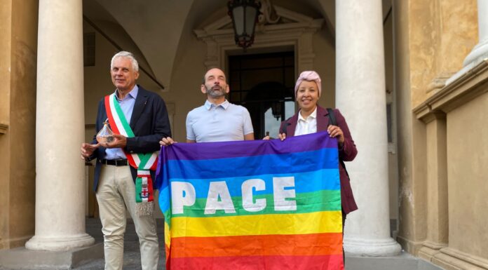Reggio Emilia ha accolto il Giro d’Italia della Pace: accesa in piazza Prampolini la Lampada di Assisi