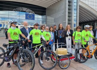 Una forma di Parmigiano Reggiano in bici da Reggio Emilia a Bruxelles per aiutare l’inclusione sportiva della disabilità